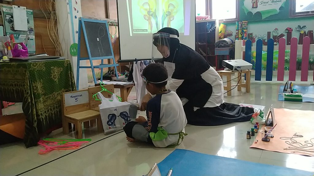Pembelajaran Inovasi Koas Batik Lukisan Benang di LKP Taman Bunda Darul Mukmin