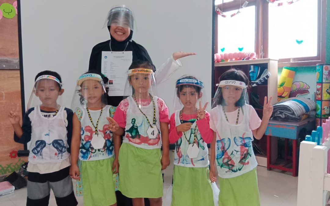 PEMBELAJARAN INOVASI KAOS BATIK LUKISAN BENANG DI LKP TAMAN BUNDA DARUL MUKMIN